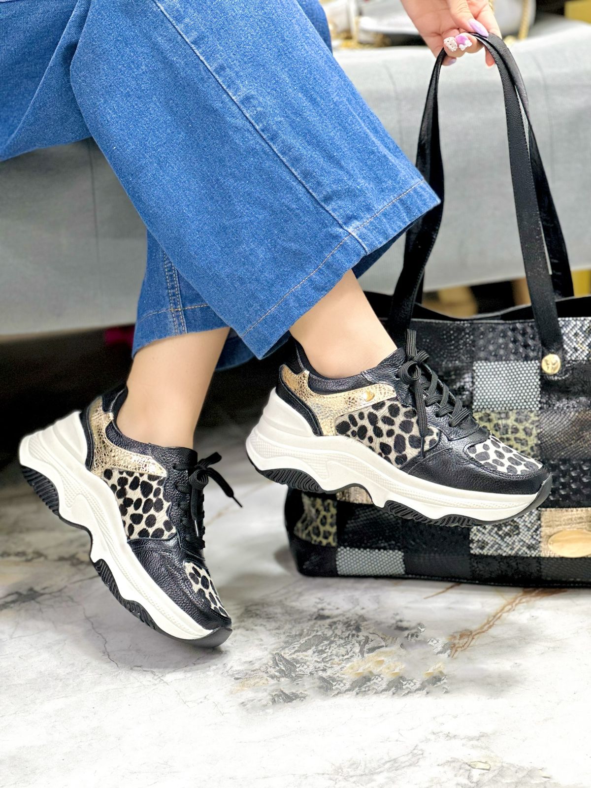 Tenis Dolce Negro Print x Dorado - Imagen 2