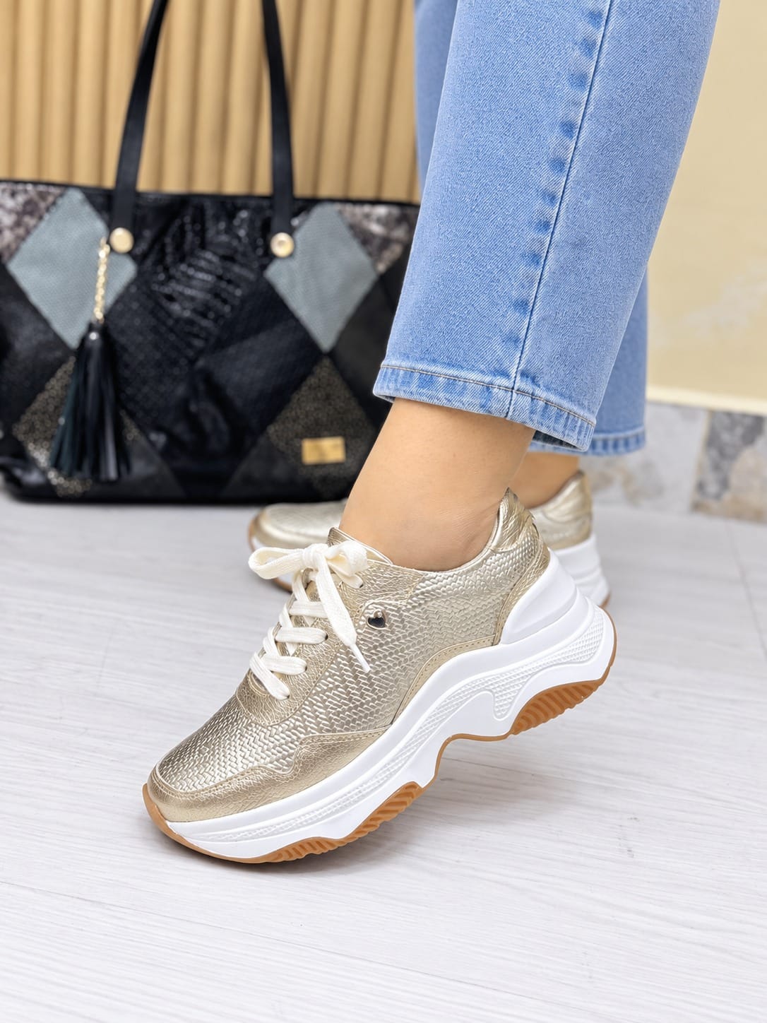 Tenis Vibra Dorado - Imagen 2