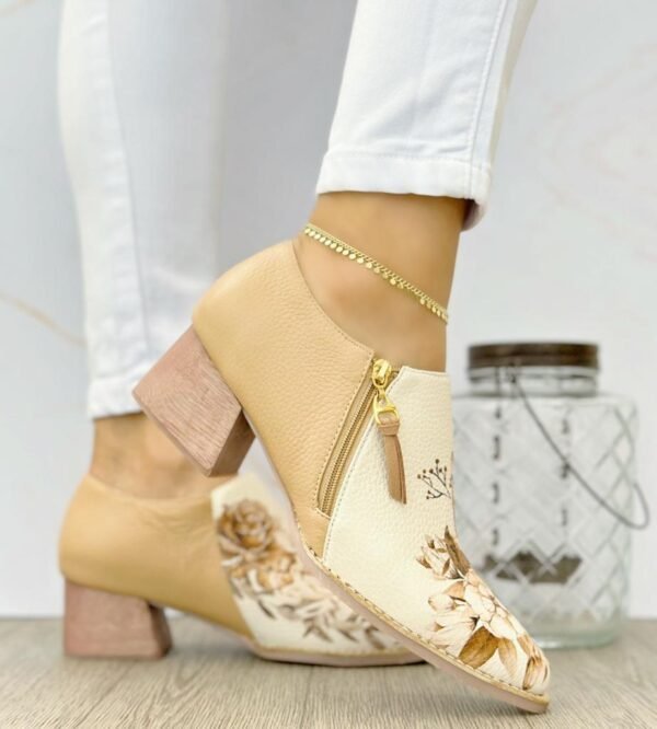 Tacón En Cuero Taupe Floral - Imagen 2
