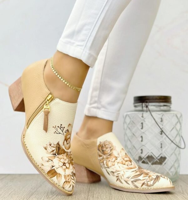 Tacón En Cuero Taupe Floral