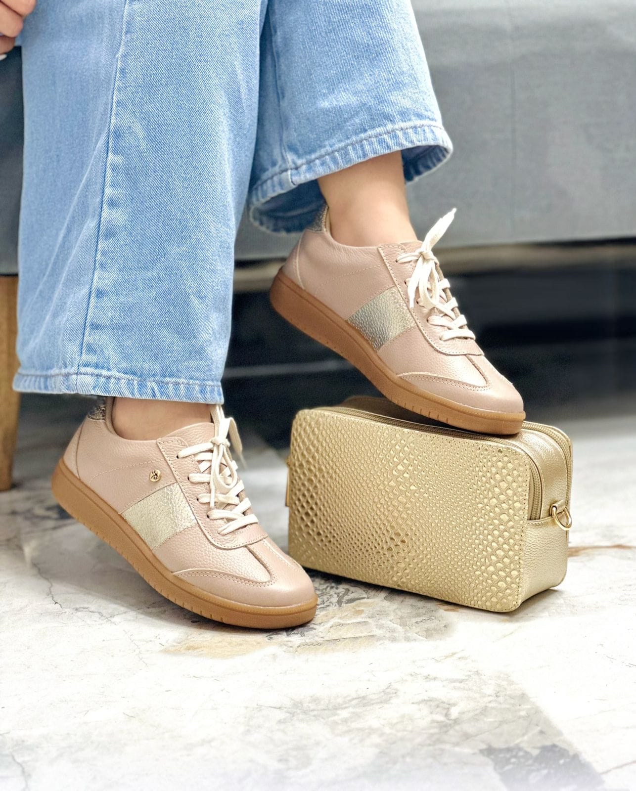 Tenis Naylin Taupe Dorado