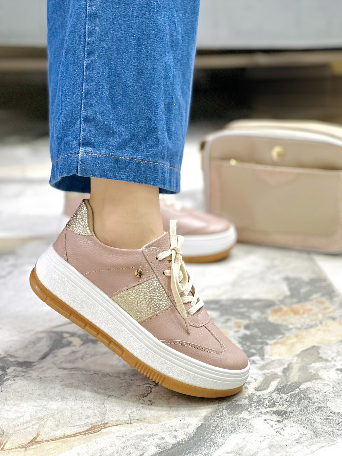 Tenis Nova Taupe x Dorado - Imagen 2