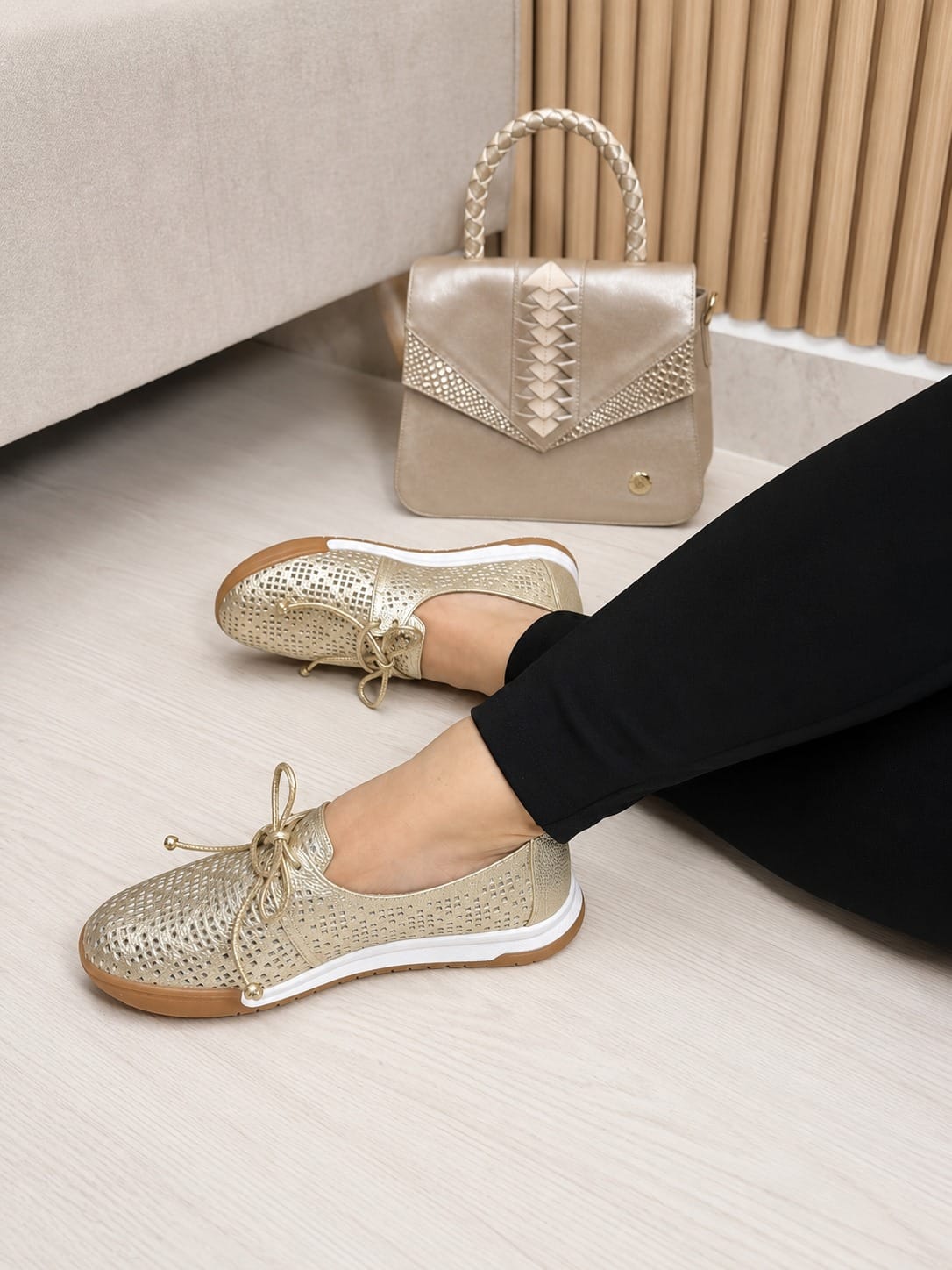 Tenis Lorenza Dorado - Imagen 2