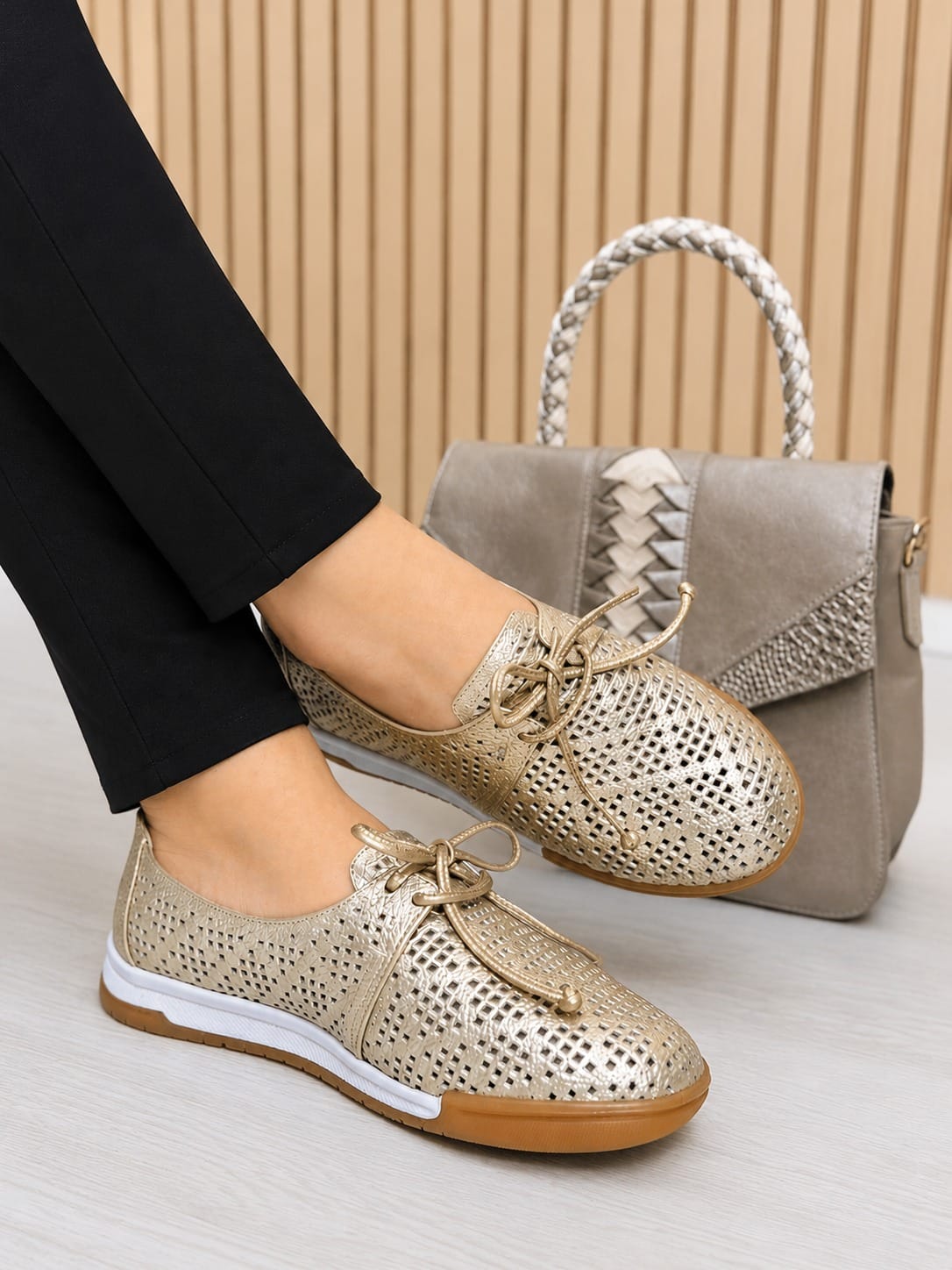 Tenis Lorenza Dorado - Imagen 3